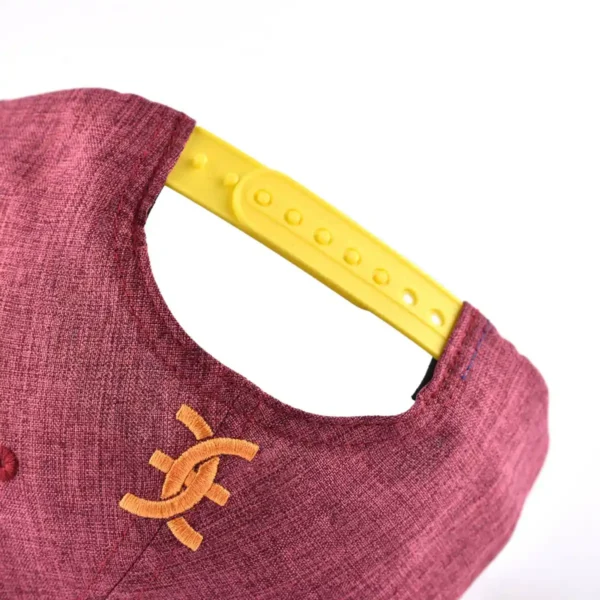 the plastic snap closure on the redskins baseball cap KN2012162