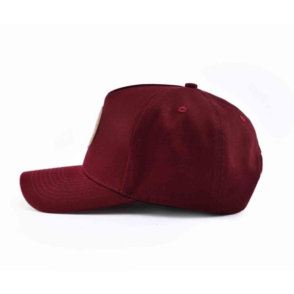 the curved brim on the 5 panel baseball cap KN2103051