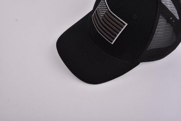 Aung Crown black trucker hat with a curved brim KN2101281