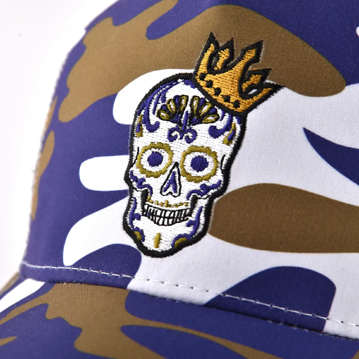 Aung Crown casual camouflage trucker hat with funny skull head and a golden crown on the front KN2101031 Aung Crown casual camouflage trucker hat with funny skull head and a golden crown on the front KN2101031