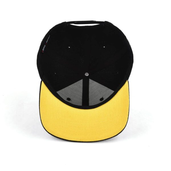 Streeter sports black snapback hat at the inner view KN2012031