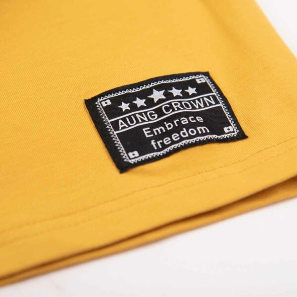 men yellow t shirt with woven label near the hem 20201013-T000584-Ckim